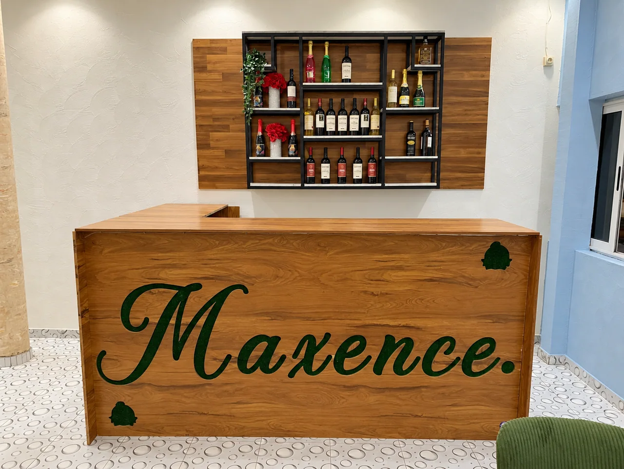 Le restaurant du premier étage et salle de fêtes Maxence