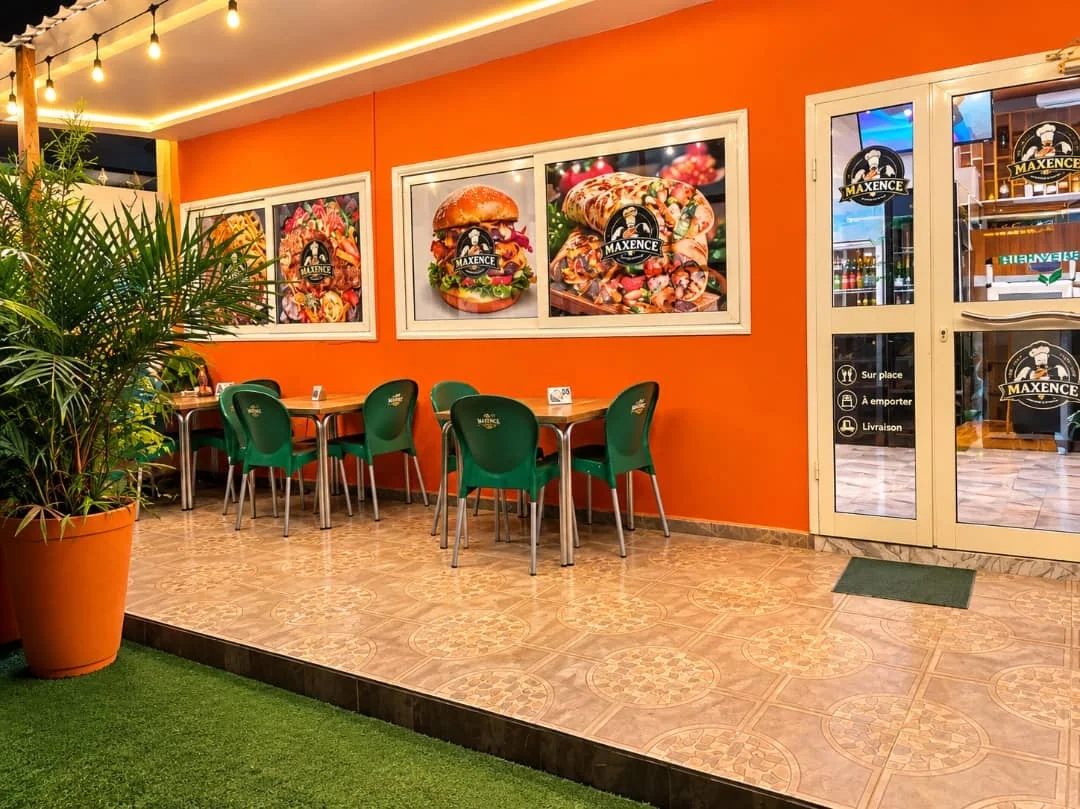 La terrasse avec ses banquettes caramel et ses tables Maxence
